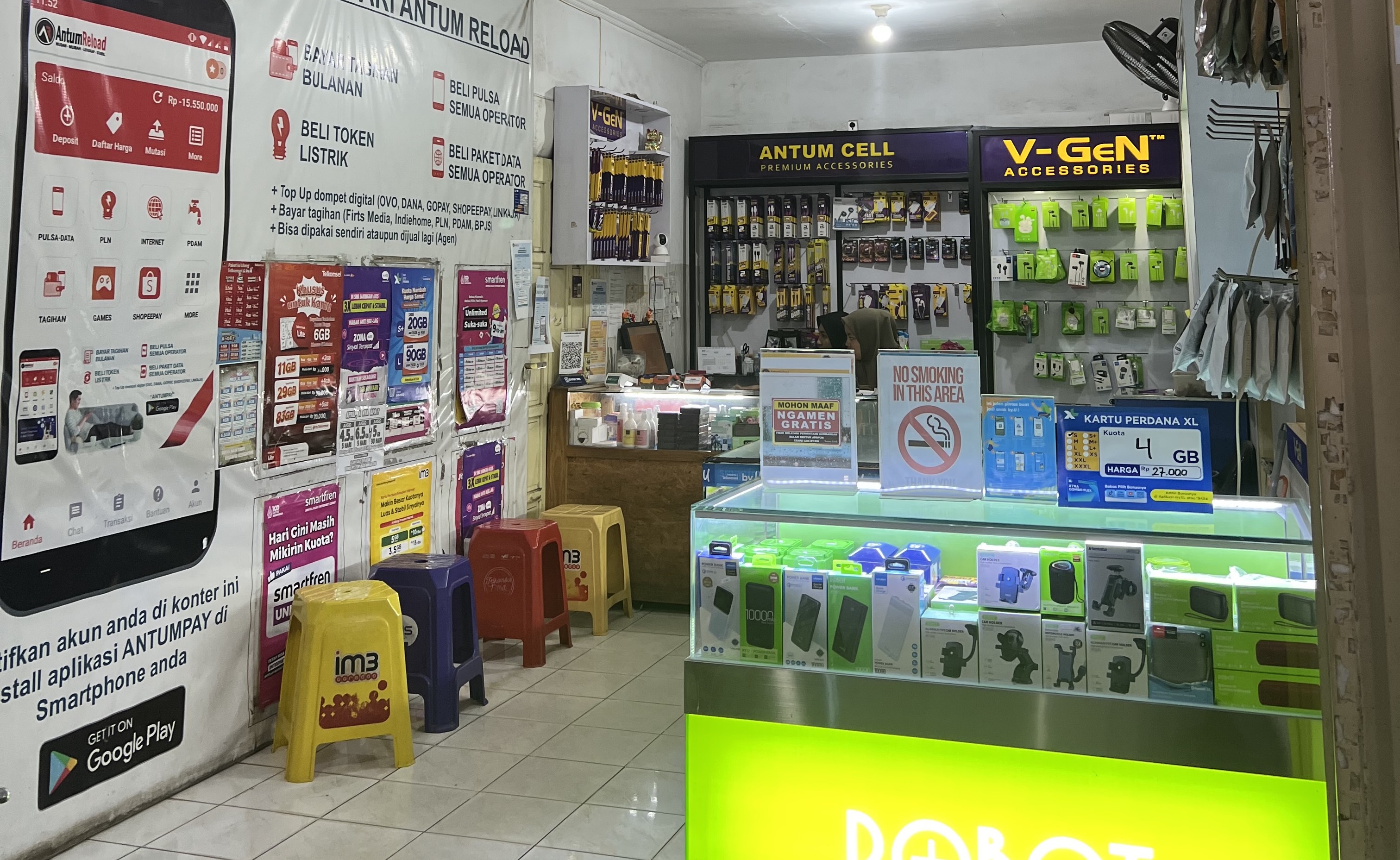 Interior Konter Antum (Antum Cell) — konter HP lokal di Malang